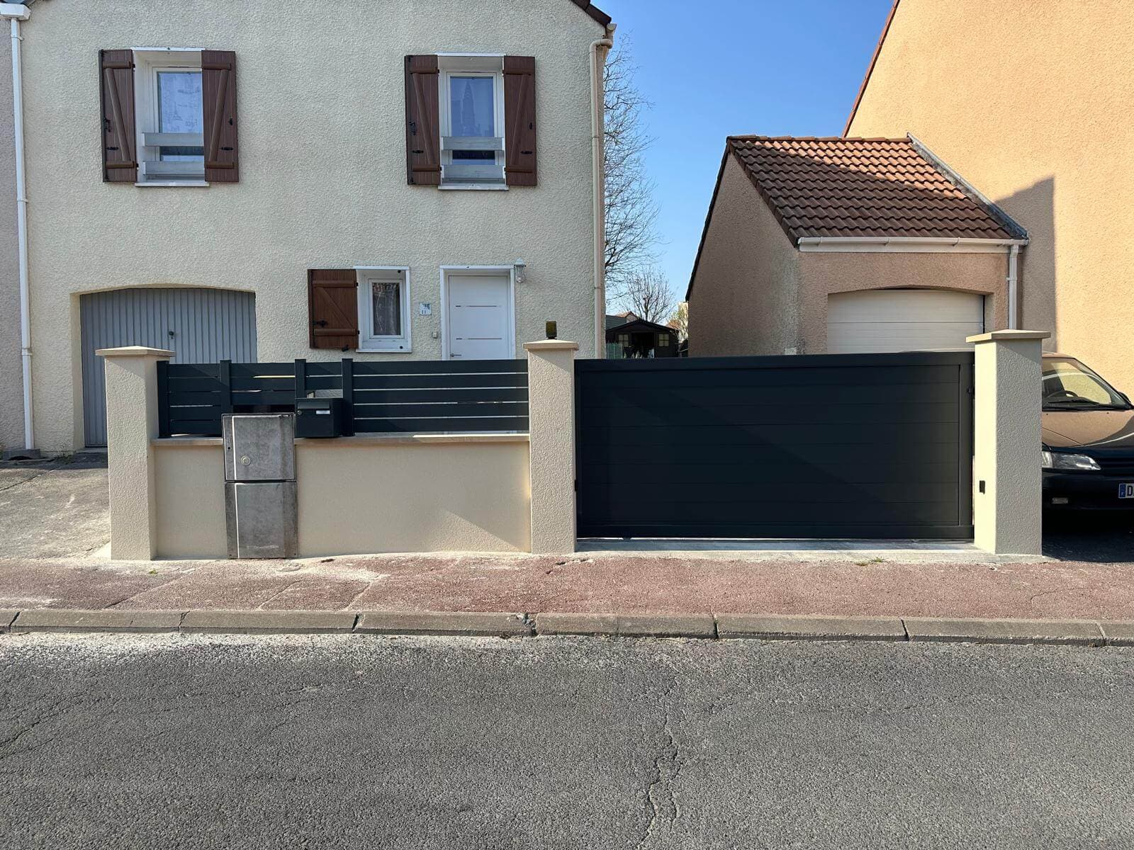 Portail coulissant aluminium motorisé — après