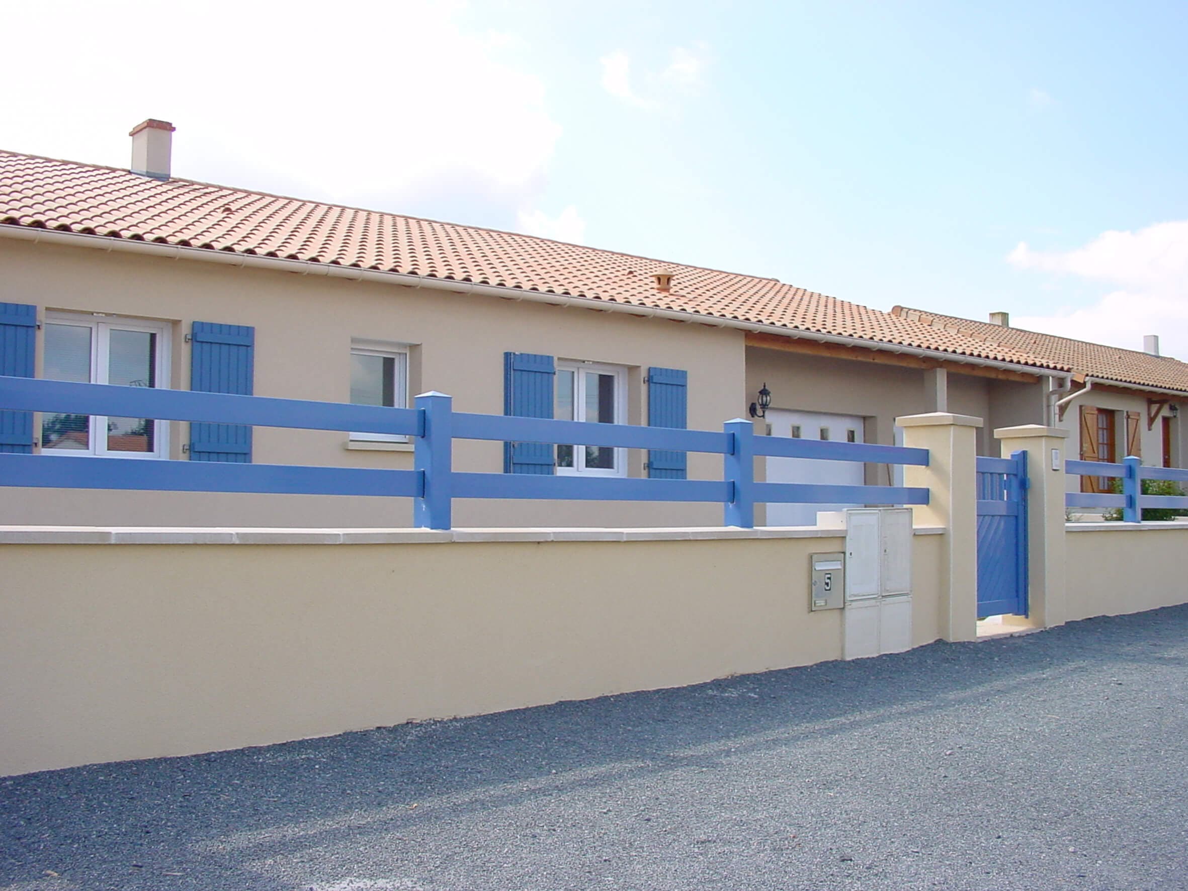 Maison avec portail et volets bleu azur installés par 77 Distribution en Seine-et-Marne