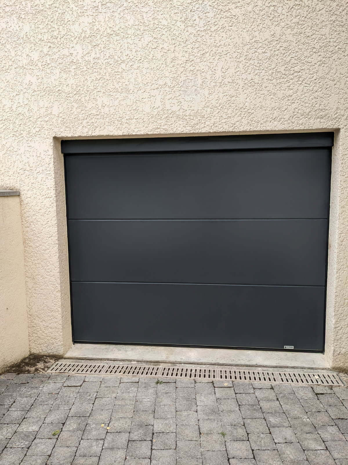 Porte de garage sectionnelle à Mitry-Mory — après